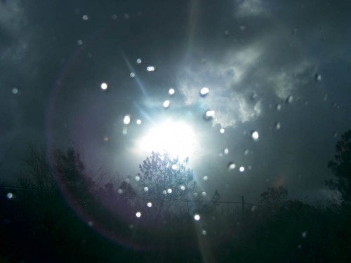 Luz a trav&eacute;s de gotas en el cristal.